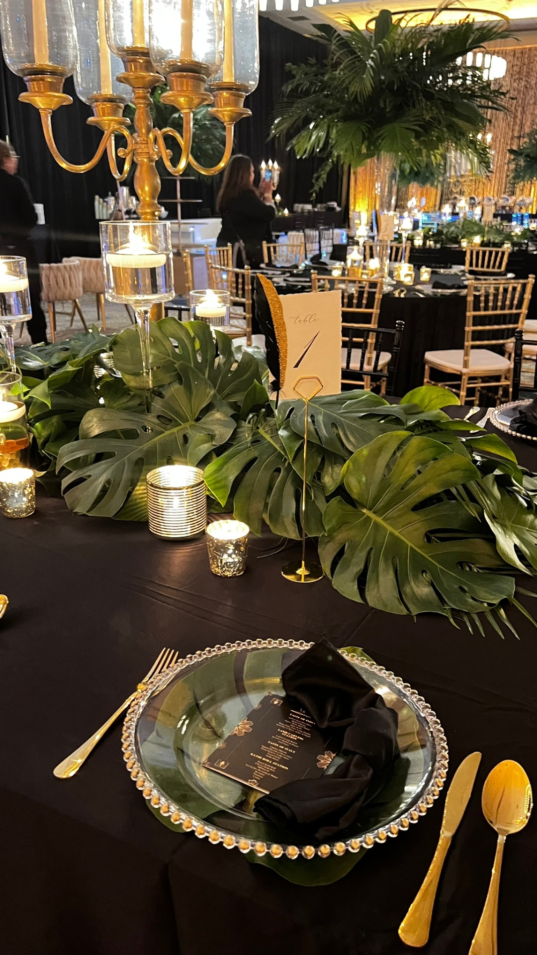 Gatsby Monstera Tablescape